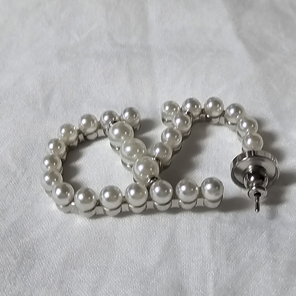 Valentino Vintage Gold Faux Pearl Logo Earrings NEW - Picture 3 of 4